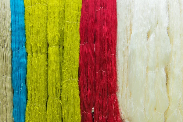 Colorido de hilo de seda crudo para el fondo —  Fotos de Stock