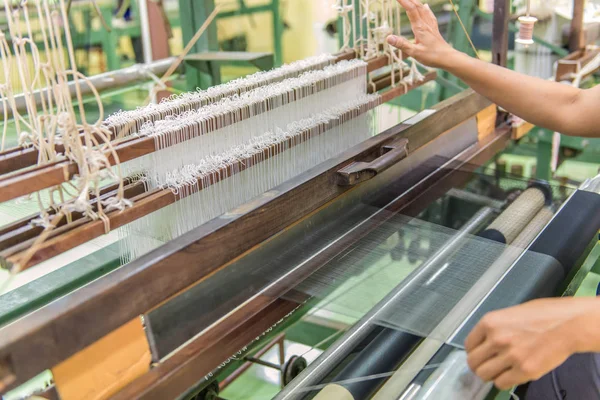 Плетение ткацкого станка и шаттла на варпе — стоковое фото