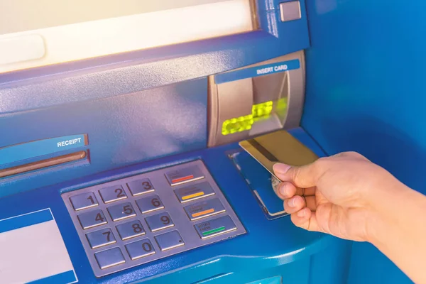 Karty kredytowej Wstaw ręką bankomat banku Atm dla wycofania mo — Zdjęcie stockowe