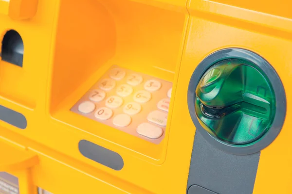 Вставьте кредитную карту в банкомат для снятия денег — стоковое фото