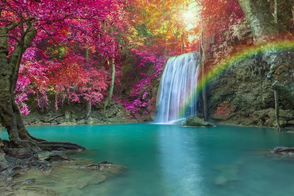 Cascada en bosque profundo en el Parque Nacional de la Cascada de Erawan , — Foto de Stock