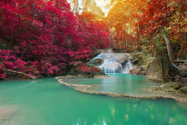 Cascada en bosque profundo en el Parque Nacional de la Cascada de Erawan , — Foto de Stock