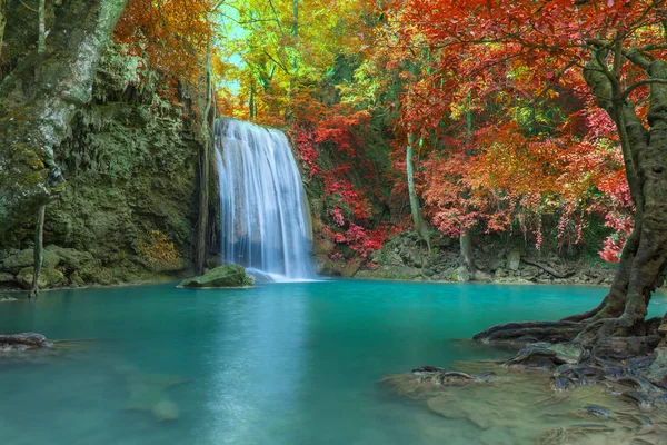 Cascada en bosque profundo en el Parque Nacional de la Cascada de Erawan , — Foto de Stock