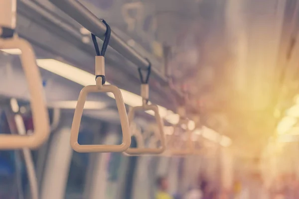 Asas en el techo para el pasajero de pie dentro de un autobús — Foto de Stock