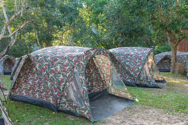 Barraca e pavilhão de campismo no parque nacional — Fotografia de Stock