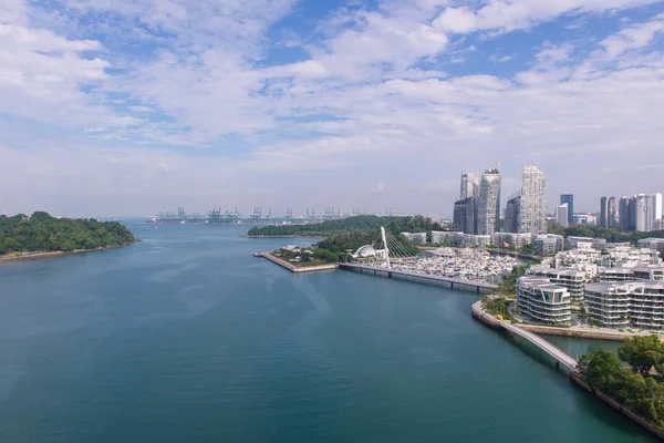 Vista superior del río Singapur en el centro desde el techo un rascacielos —  Fotos de Stock