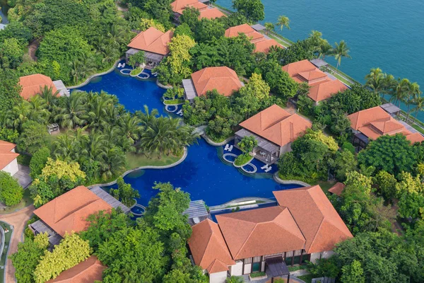 Bird's eye view of swimming pool near the beach — Stock Photo, Image