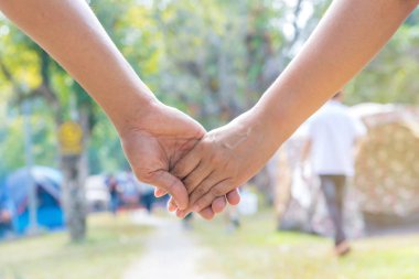 Mutlu çift Sevgililer içinde sonsuza dek aşk olarak birlikte elele