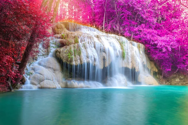 Cascata nella foresta profonda presso la cascata di Erawan Parco Nazionale , — Foto Stock