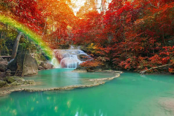 Vattenfall i djupa skogen på erawan vattenfall national park, — Stockfoto