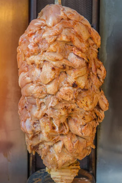 Cocina de barbacoa Kebab para comida rápida en el mercado — Foto de Stock