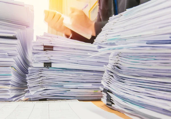 Documenten op bureau stapelen hoge wachten om te worden beheerd — Stockfoto