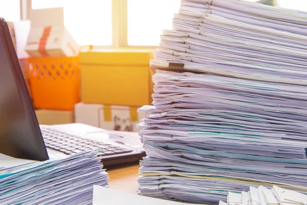 Documents on desk stack up high waiting to be managed — Stock Photo, Image