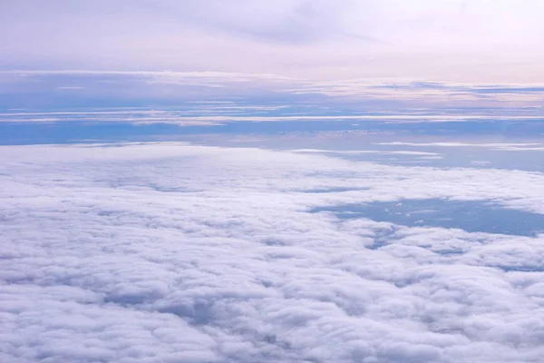Μπλε ουρανός και σύννεφα, όπως φαίνεται μέσα από το παράθυρο του αεροσκάφους — Φωτογραφία Αρχείου