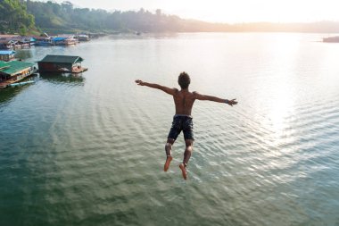 Göle retro üzerinde en uzun atlama adam sangkhla ahşap köprü