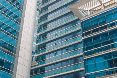 Şehir merkezindeki modern daire binanın balkon