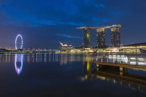 SINGAPORE-February 1, 2017 : landscape of marina bay in Singapore at night. — Stock Photo, Image