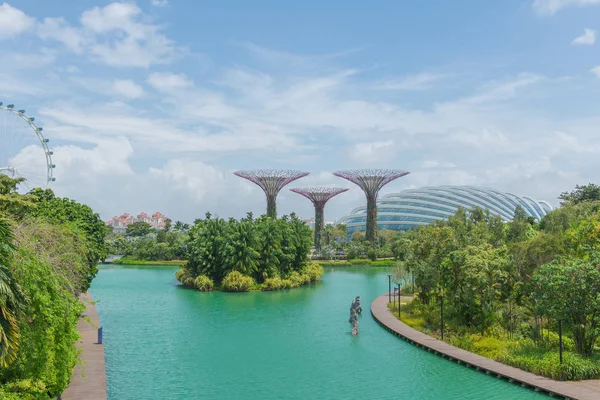 SINGAPORE-February 1, 2017 : landscape of lake and Supertrees at Gardens by the Bay at Singapore. — Stock Photo, Image