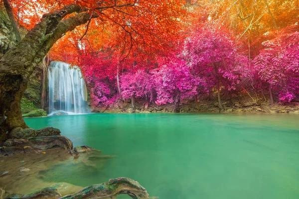 Cascada en bosque profundo en el Parque Nacional de la Cascada de Erawan , —  Fotos de Stock