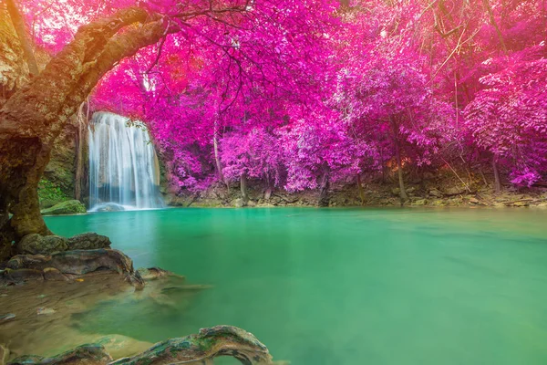 Cachoeira na floresta profunda no Parque Nacional da Cachoeira de Erawan , — Fotografia de Stock