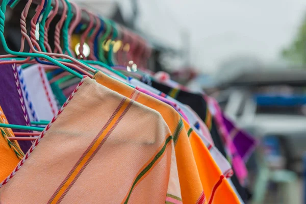 Moda ropa colorida cuelgan en un estante en las compras del mercado de pulgas — Foto de Stock