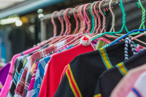 Moda ropa colorida cuelgan en un estante en las compras del mercado de pulgas — Foto de Stock