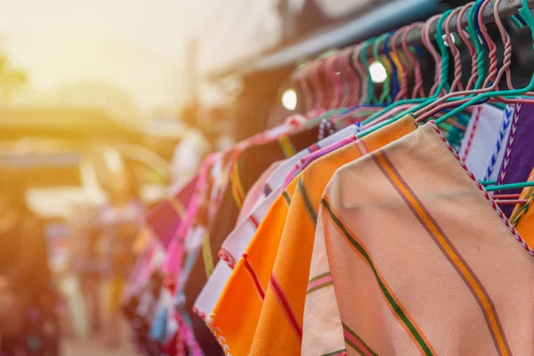 Bunte Bekleidungsmode hängt beim Flohmarkteinkauf im Regal — Stockfoto