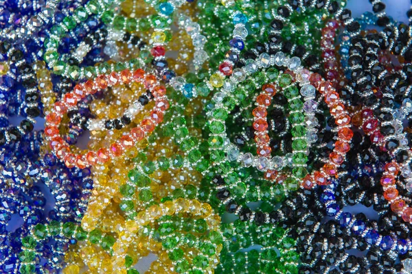 Colorido de la joyería Pulsera de piedra o gema en el mercado —  Fotos de Stock