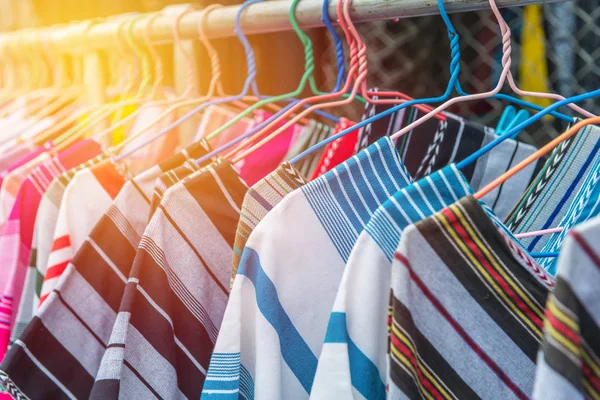 Moda ropa colorida cuelgan en un estante en las compras del mercado de pulgas — Foto de Stock