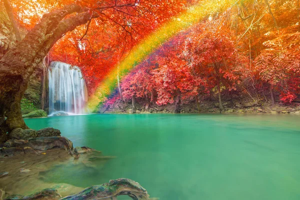 Vattenfall i djupa skogen på erawan vattenfall national park, — Stockfoto