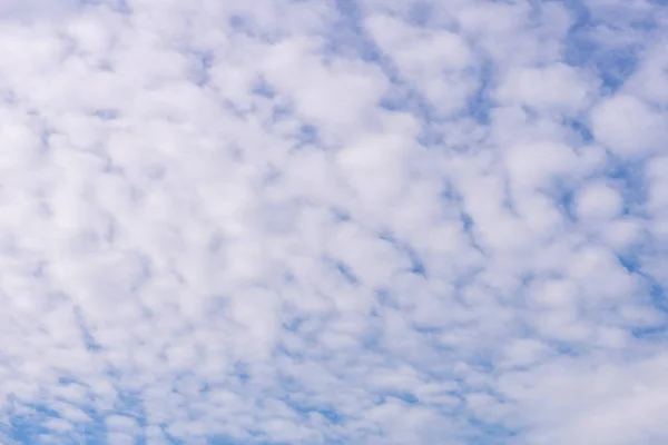 Cielo azul con nubes naturaleza para el fondo —  Fotos de Stock