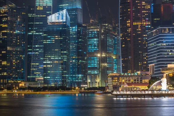 Орієнтир місто Сінгапура в Marina bay під час twiligh — стокове фото