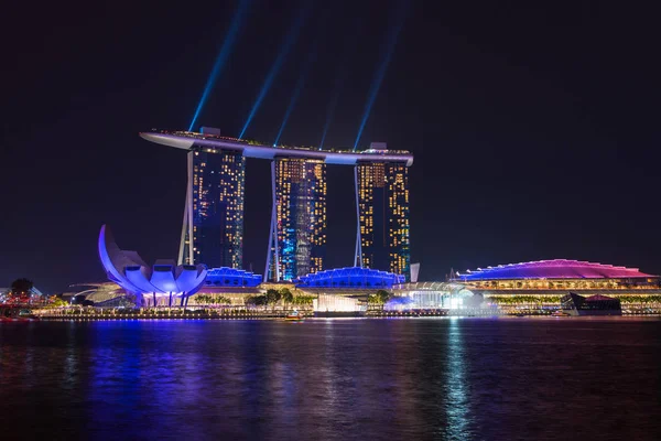 SINGAPUR-1 de febrero de 2017: paisaje de la bahía marina en Singapur por la noche —  Fotos de Stock