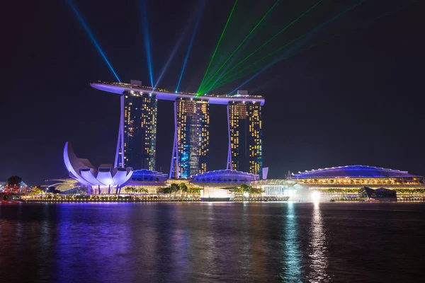 SINGAPUR-1 de febrero de 2017: paisaje de la bahía marina en Singapur por la noche —  Fotos de Stock
