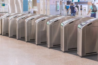 Metro tren istasyonu, Mrt tren girişi
