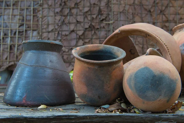 Pot d'argile antique cassé ou pot traditionnel sur une cabane abandonnée — Photo