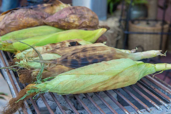 Maíz a la parrilla en la estufa en estilo tradicional tailandés — Foto de Stock