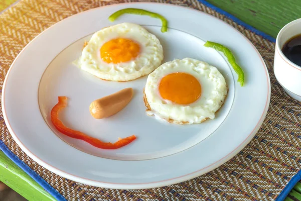 朝食の卵をフライパン幸せそうな顔 — ストック写真