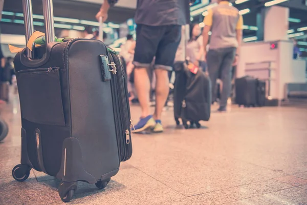 Maleta o equipaje con cinta transportadora en el aeropuerto — Foto de Stock