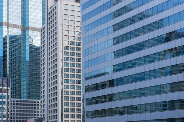 Edificio de oficinas de arquitectura contemporánea en la ciudad, Perspecti — Foto de Stock