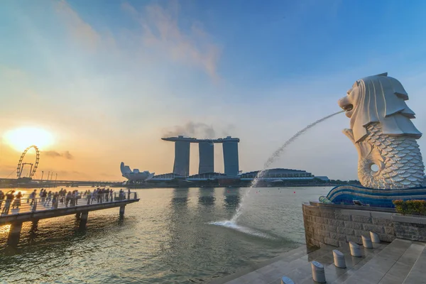 Singapur hito horizonte de la ciudad en la bahía de Marina por la mañana —  Fotos de Stock