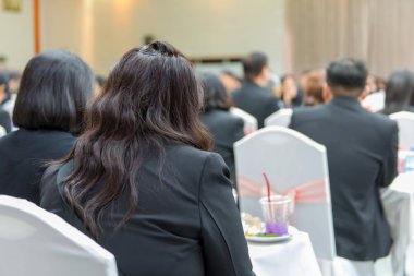 Konferans salonunda iş konferansı ve sunum