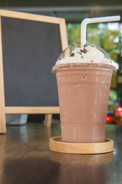 Çikolata güler yüzlü veya çikolata frappe ve kırbaçlanan krem toppin