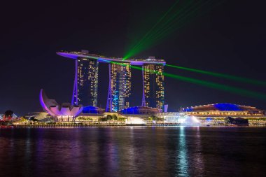 Twiligh sırasında Marina bay, Singapur Simgesel Yapı şehir manzarası