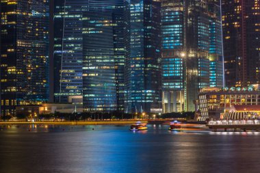 Twiligh sırasında Marina bay, Singapur Simgesel Yapı şehir manzarası