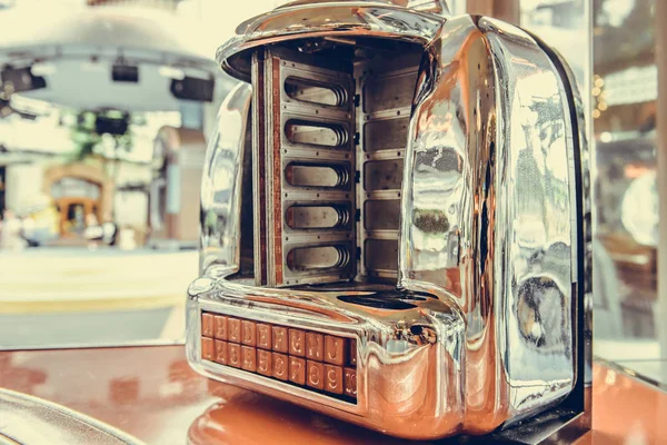 Old jukebox music player in Pub restaurant, Vintage style — Stock Photo, Image