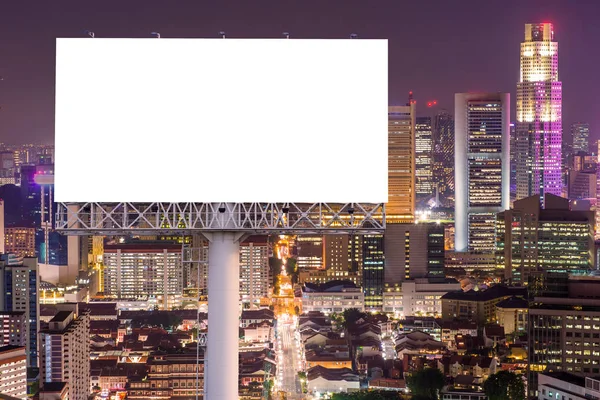 Cartelera en blanco para publicidad en el centro de la ciudad por la noche —  Fotos de Stock