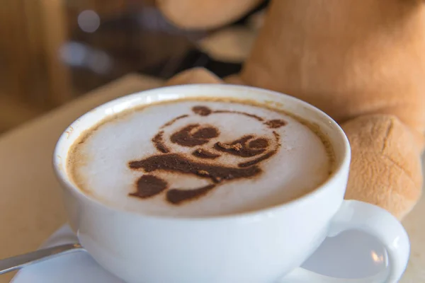 Café arte latte ou cappuccino em fundo de mesa de madeira — Fotografia de Stock