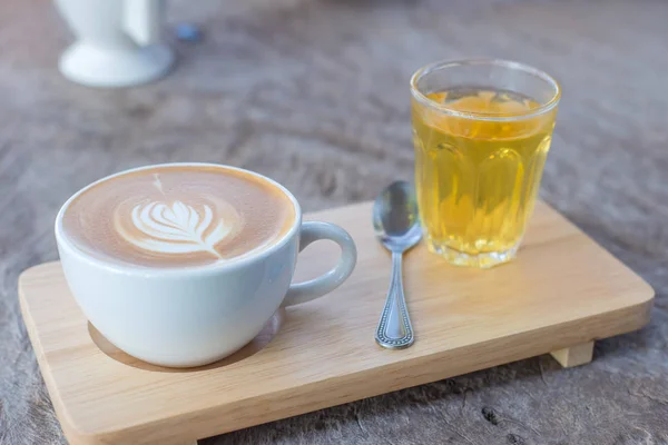 Latte-Art-Kaffee oder Cappuccino auf Holztischhintergrund — Stockfoto