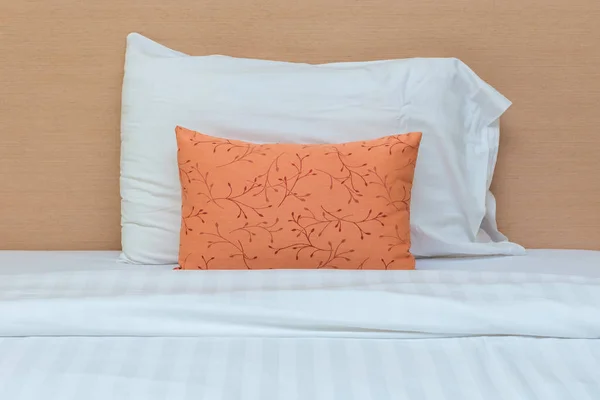 Sovrum med säng och kudde för avkoppling — Stockfoto